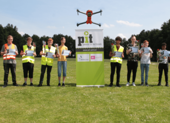 8 PrO leerlingen met certificaat van de drone opleiding