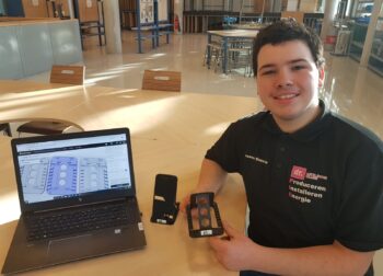 Vmbo-leerling van AJC toont zelfgemaakte telefoonhouder