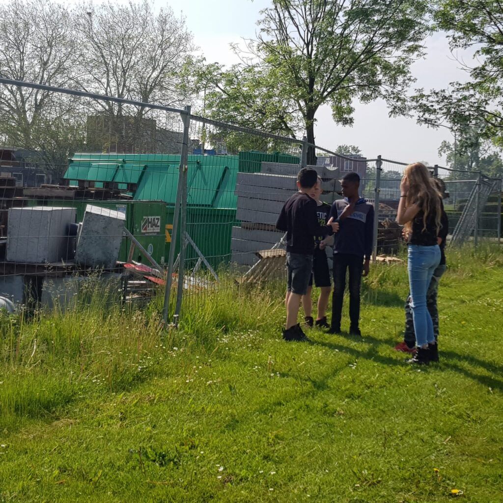 leerlingen doen veldonderzoek op een bouwplaats