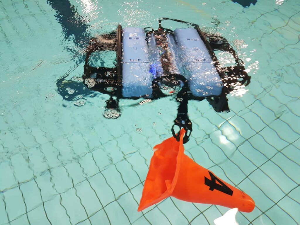 Robotarm van onderwaterdrone brengt pilon boven water