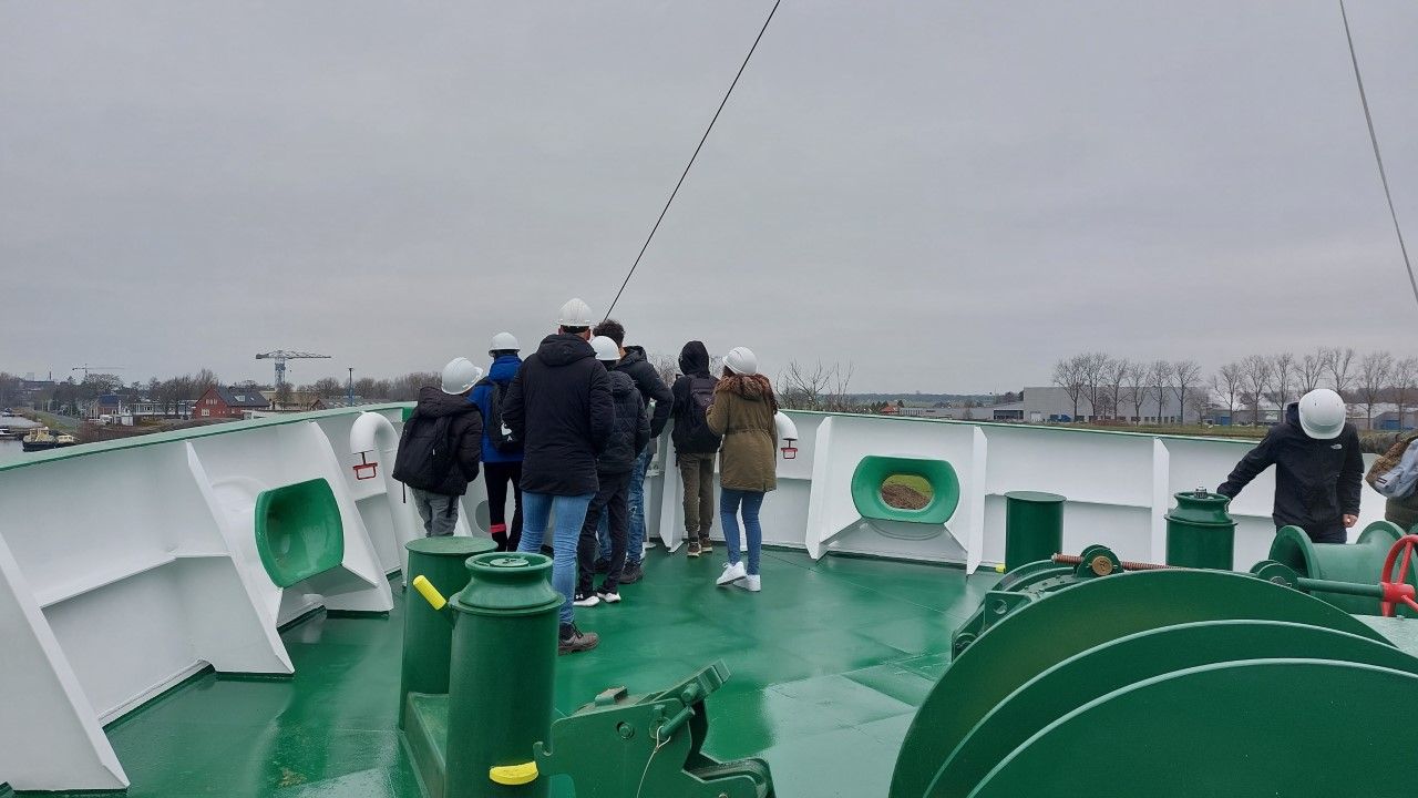 Tijdens bedrijfsbezoek bij Royal Bodewes staan leerlingen op de scheepsdek