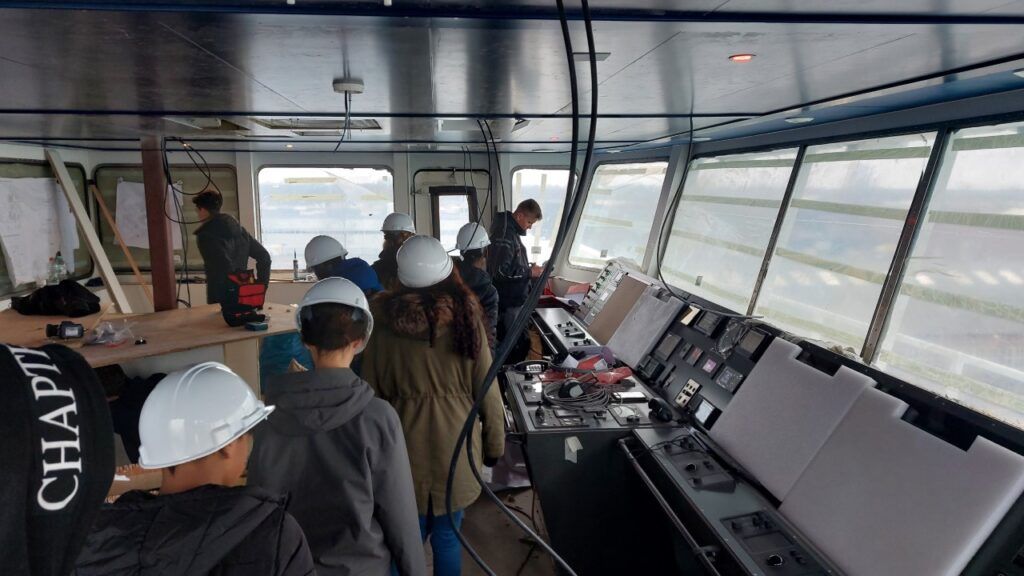 Tijdens bedrijfsbezoek Royal Bodewes bekijken leerlingen de cockpit van het schip
