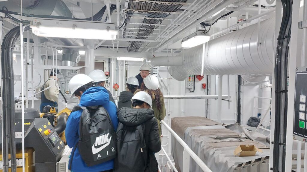 Tijdens bedrijfsbezoek Royal Bodewes kijken leerlingen in de machinekamer van het schip