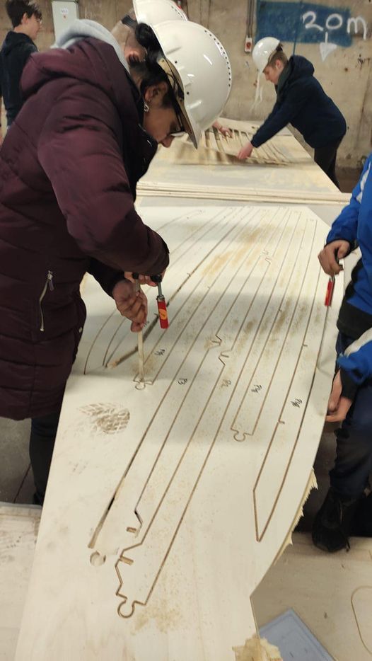 Leerlingen snijden onderdelen solarboot uit