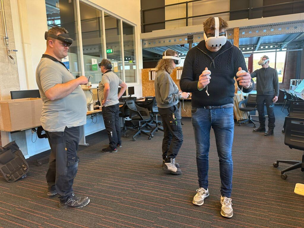 Docenten en instructeurs experimenteren met de neiuwe HoloLenzen en VR-headsets