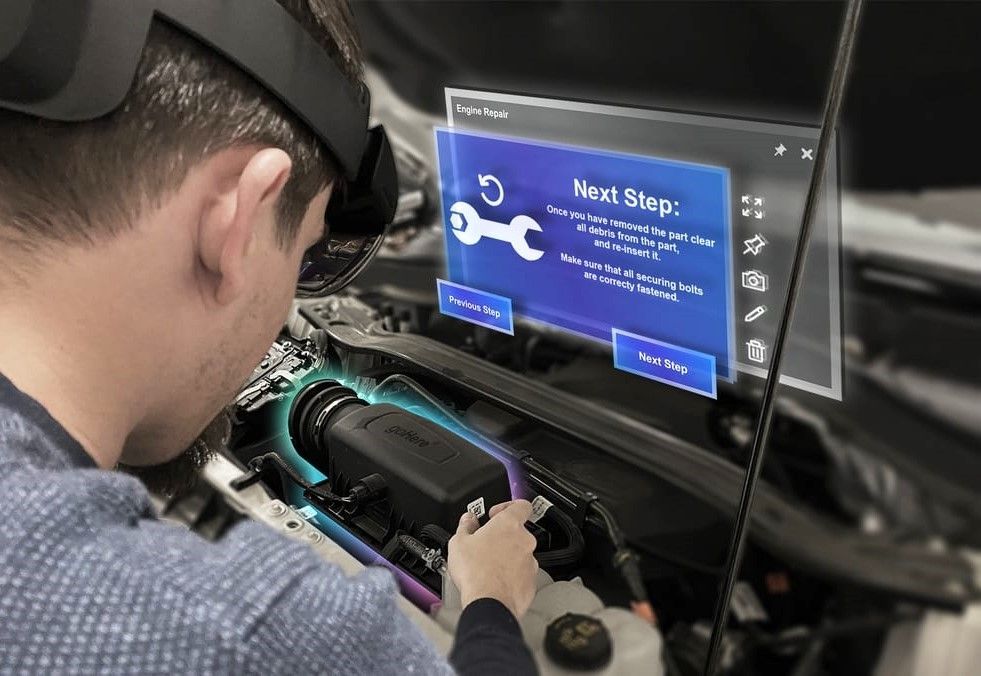 Docent maakt kennis met AR-applicatie Diagnose Car.