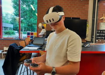 Leerling loopt met VR bril door eigen ontwerp festivalpodium