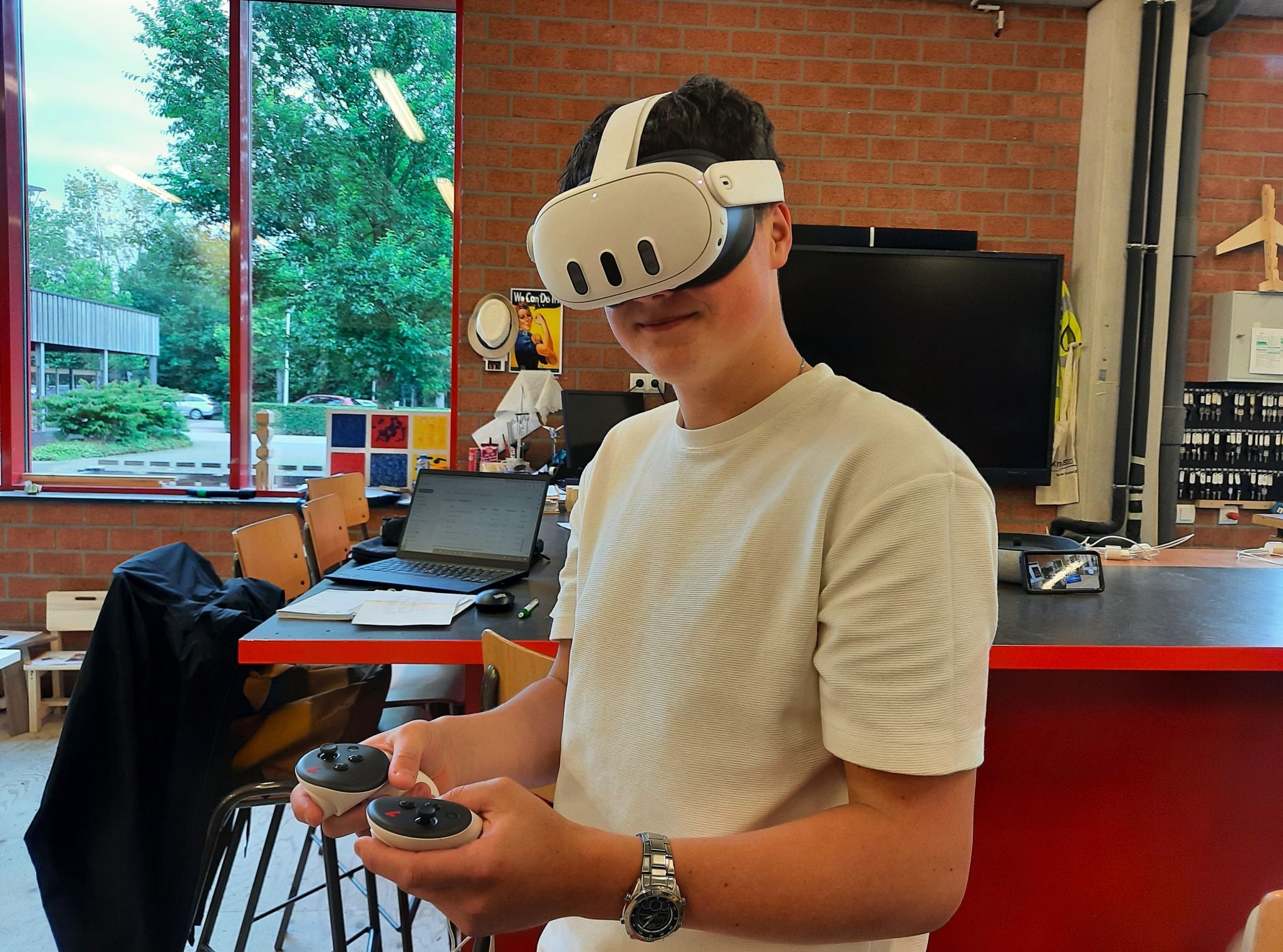 Leerling loopt met VR bril door eigen ontwerp festivalpodium