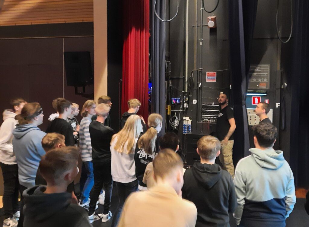 Leerlingen kijken mee achter de schermen bij vanBeresteyn met podiumtechnieken licht en geluid.