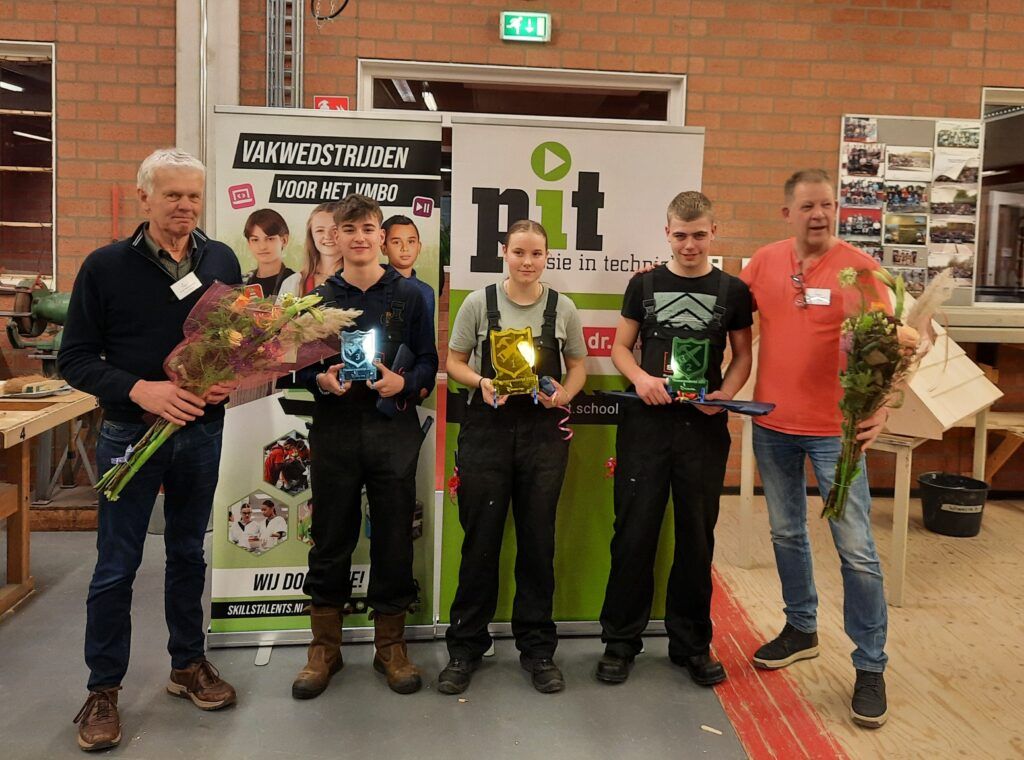 Winnaars Phaedra, Wessel, Toine met 2 juryleden op de foto