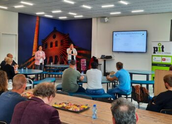 Projectleiders Barbara Bakker en Jeroen Fledderus presenteren de nieuwe plannen aan PIT-collega's