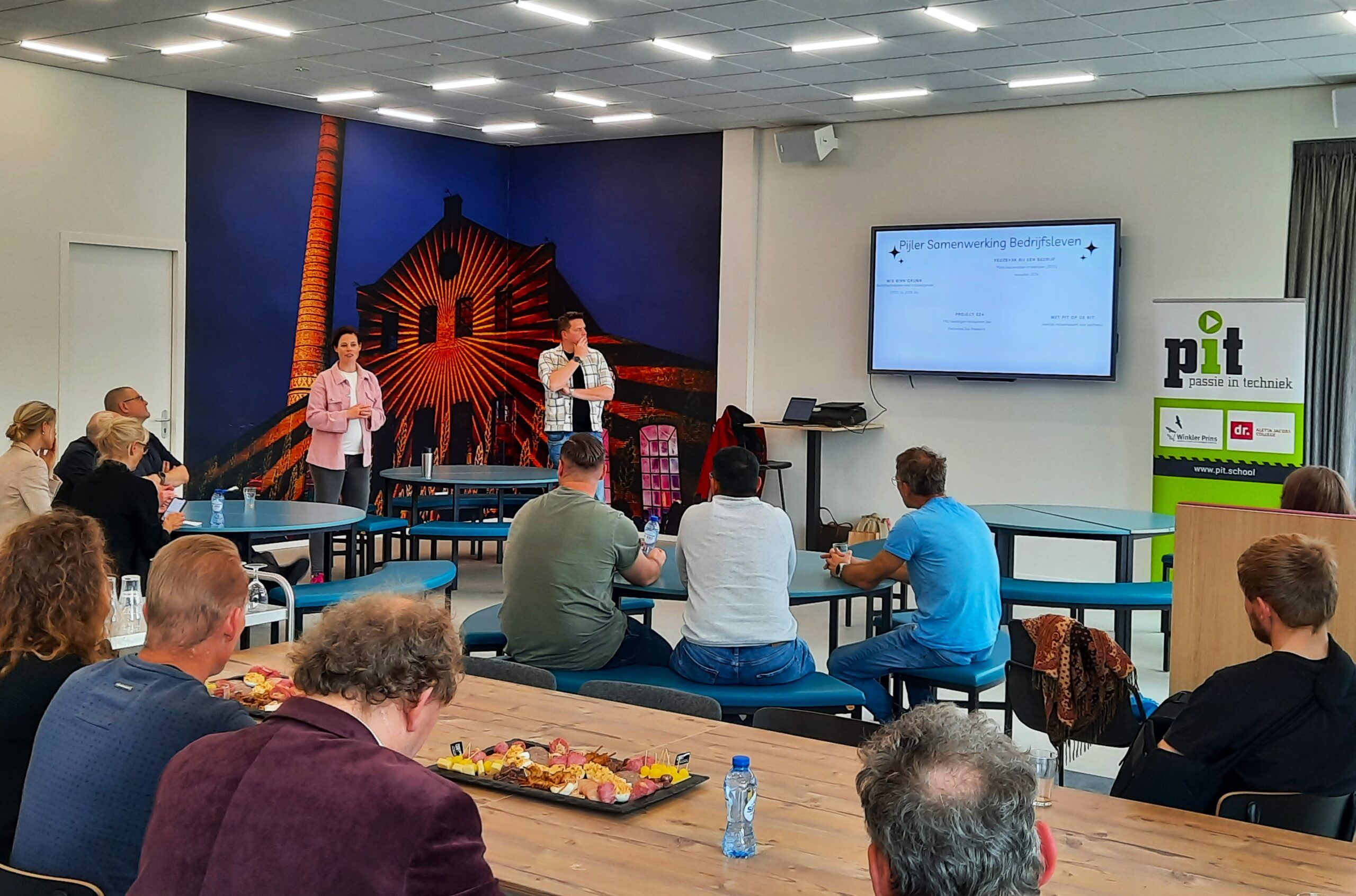 Projectleiders Barbara Bakker en Jeroen Fledderus presenteren de nieuwe plannen aan PIT-collega's
