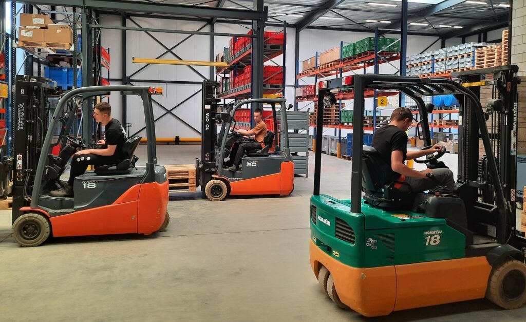 3 WP leerlingen oefenen op heftruck