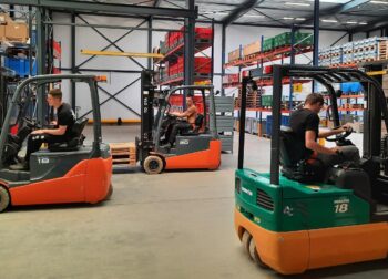 3 WP leerlingen oefenen op heftruck