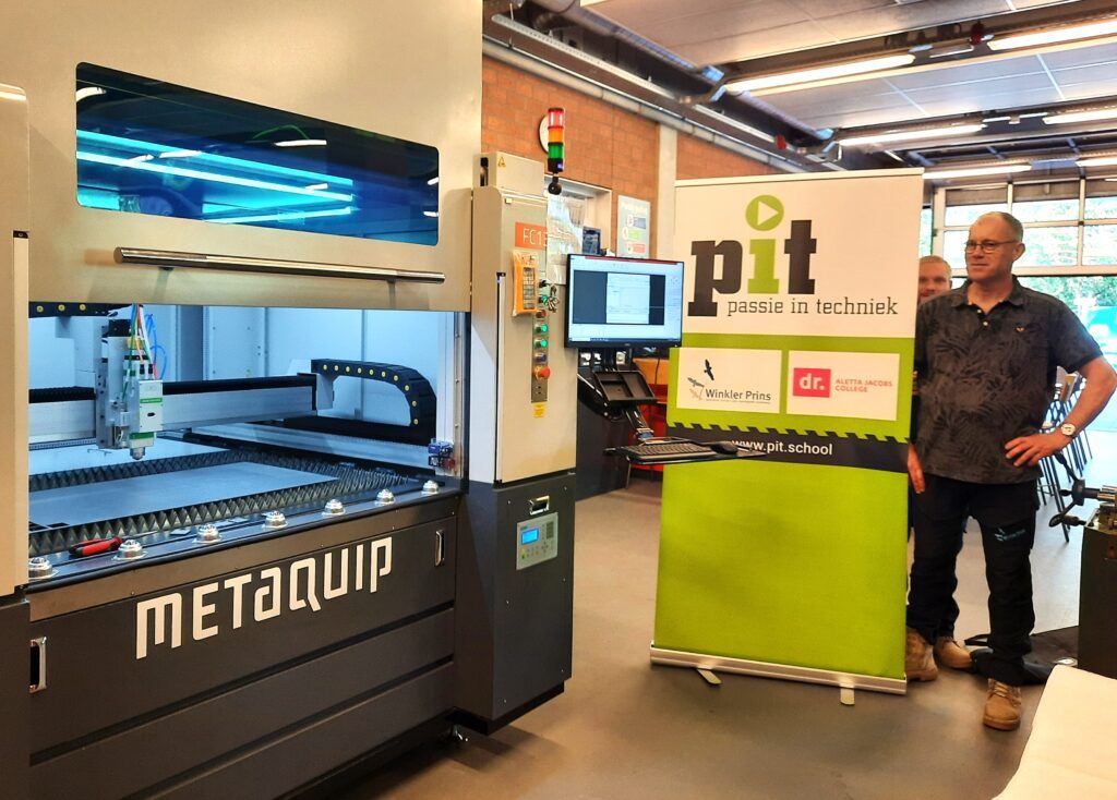 Docent PIE op de foto bij de metaquip fiber metaal lasersnijder