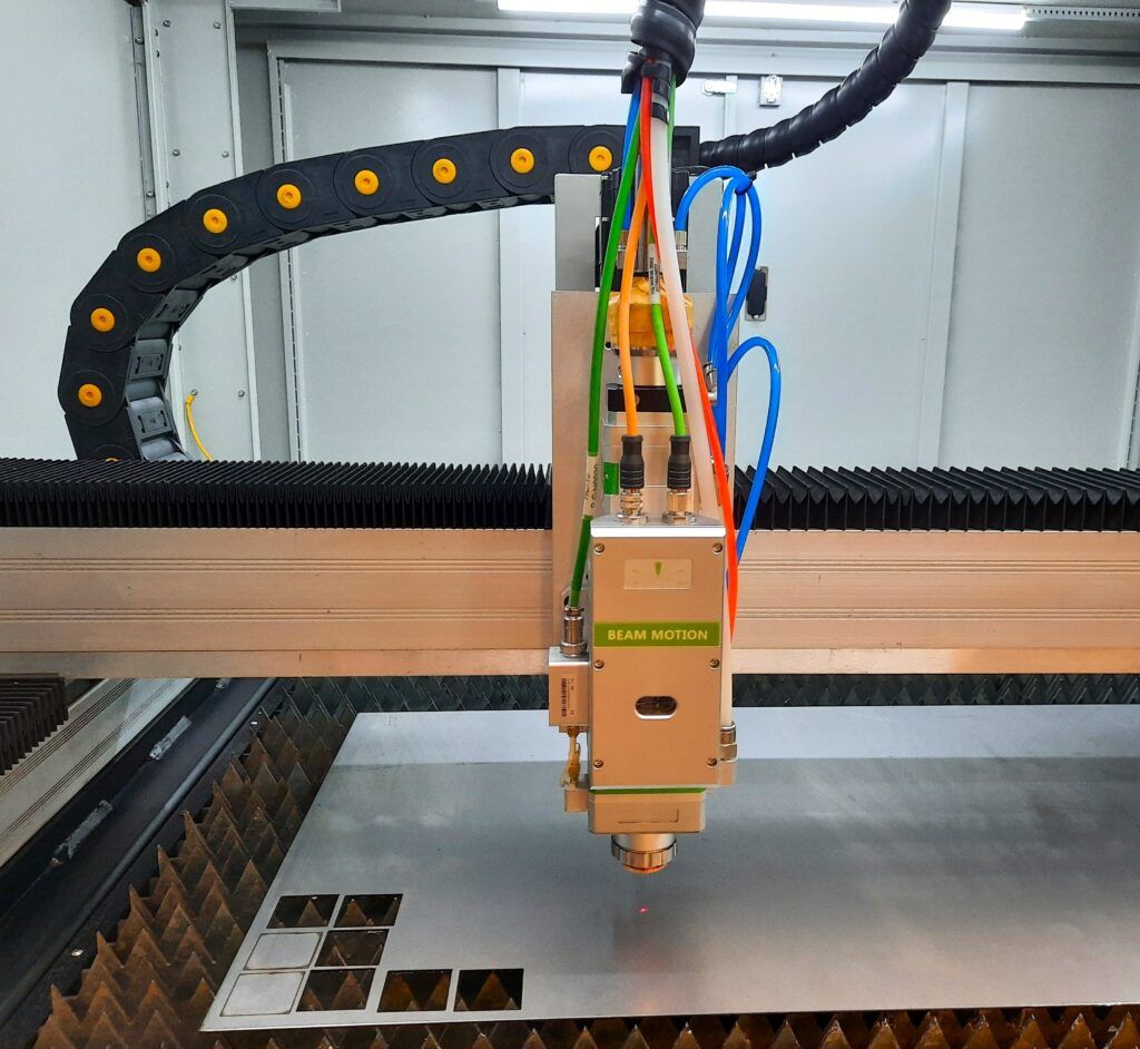 Fiber metaal lasersnijder in actie