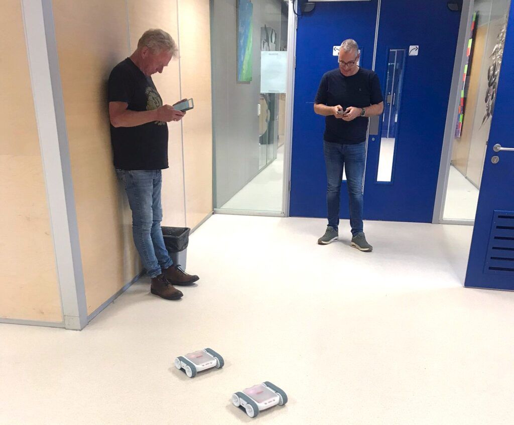 Twee docenten proberen de Sphero RVR+