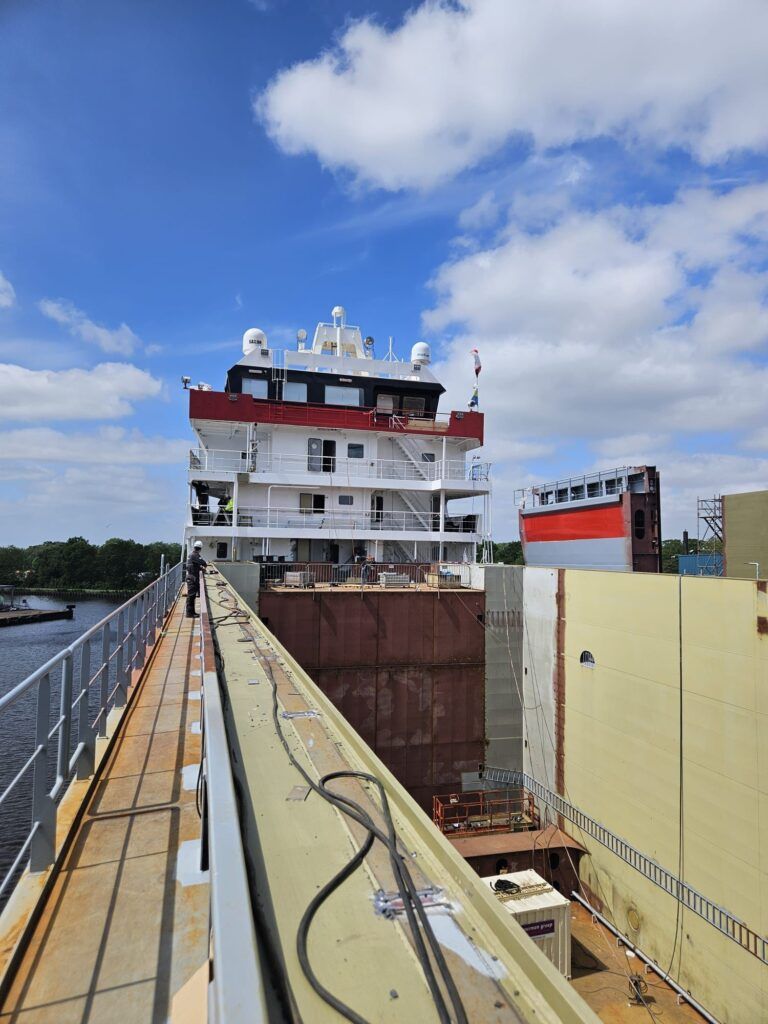 Leerlingen nemen kijkje aan boord van een schip