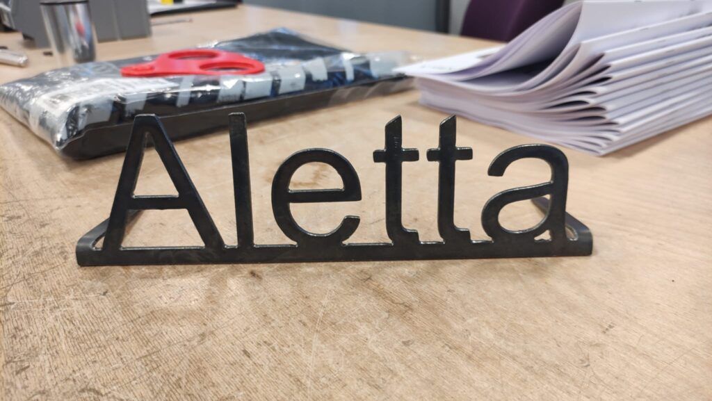 Naam Aletta is gemaakt van metal en is het eindresultaat van de CNC plasmasnijder