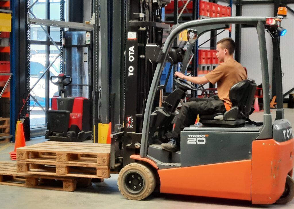 WP leerling op heftruck
