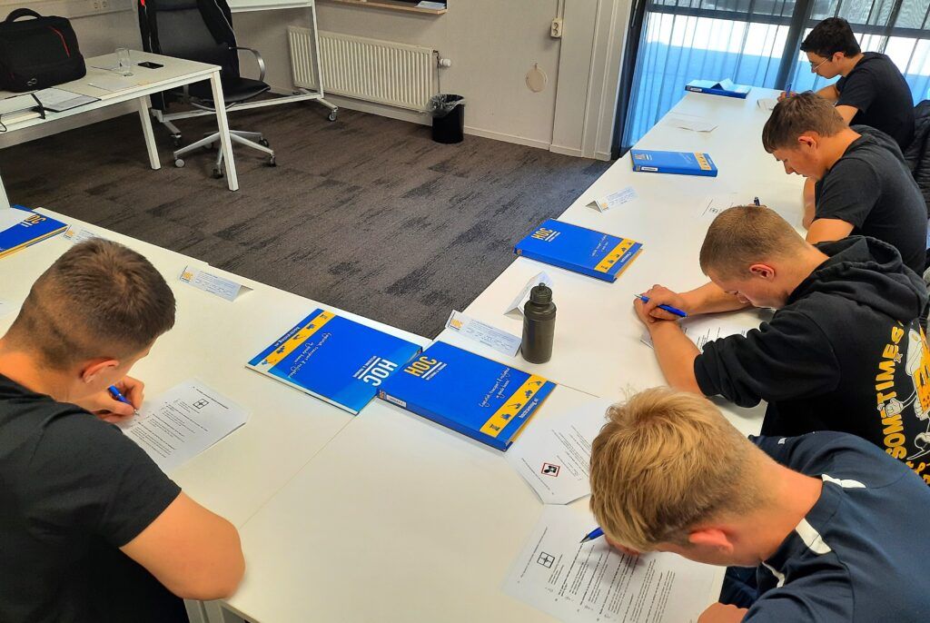 WP leerlingen maken theorietoets