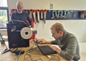 Alberto en Vincent bezig met uitvoeren opdracht