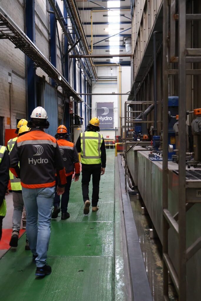Met 2 rondleiders van Hydro neemt de groep een kijkje op de werkvloer