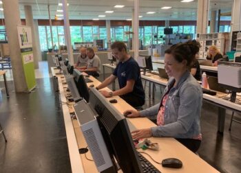 Deelnemers aan de slag met oefeningen