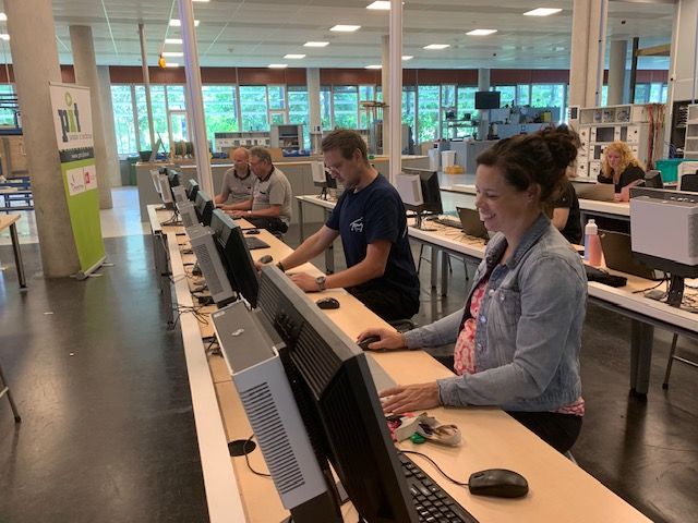 Deelnemers aan de slag met oefeningen