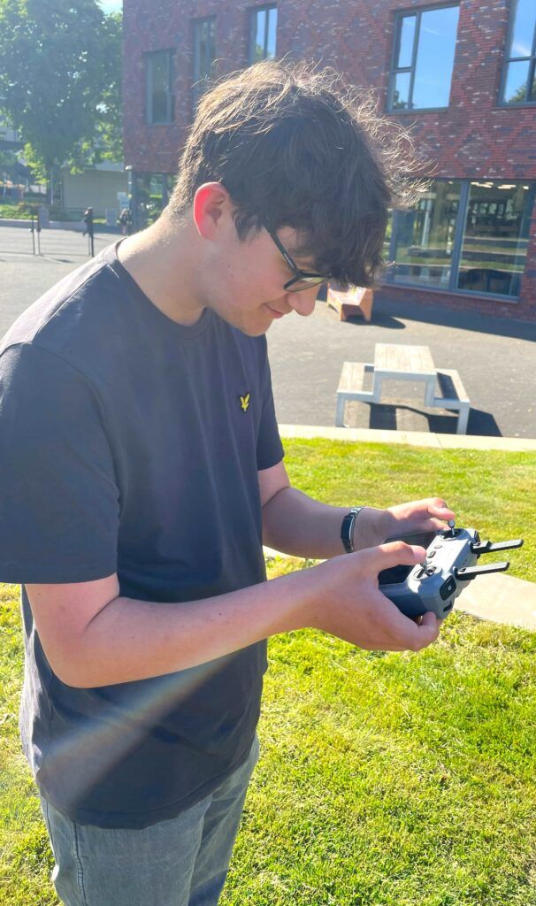 Leerling is bezig met drone