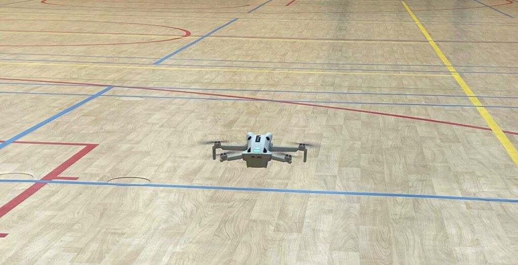 drone vliegt in gymzaal