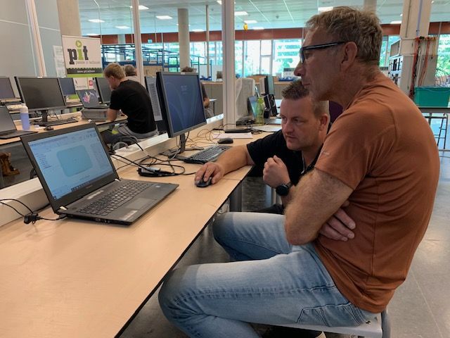 Rolf Ahlers helpt docent bij de het tekenen in Fusion