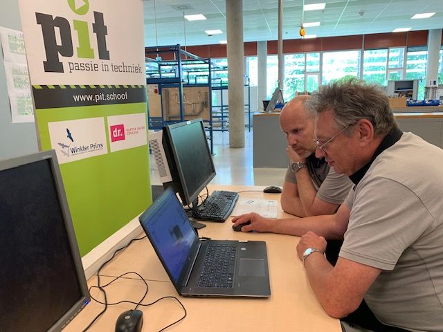 Twee docenten bezig met tekenen opdracht in Fusion