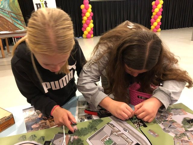 Leerlingen van 't Heideheem druk met een energiednetwerk aanleggen in een woonwijk