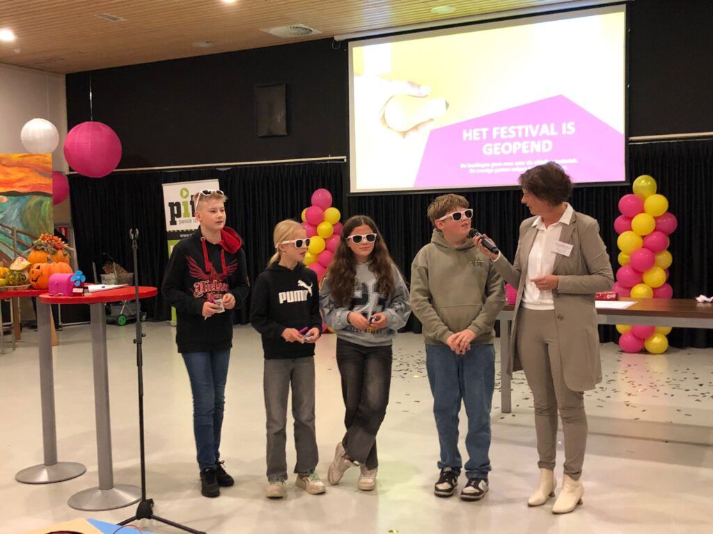 Het winnende team van 't Heidemeer ontvangt felicitaties van Annemiek Hoesen