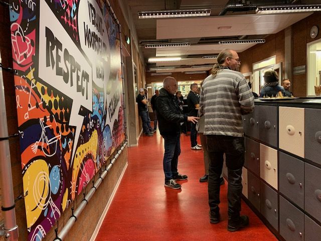 Collega's wisselen onderling ervaringen uit