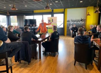 Henk de Haan zorgde voor een energieke aftrap