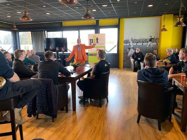 Henk de Haan zorgde voor een energieke aftrap