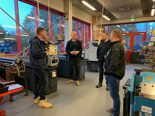 Techniek docenten bewonderen techniekinstallaties in het PIE lokaal