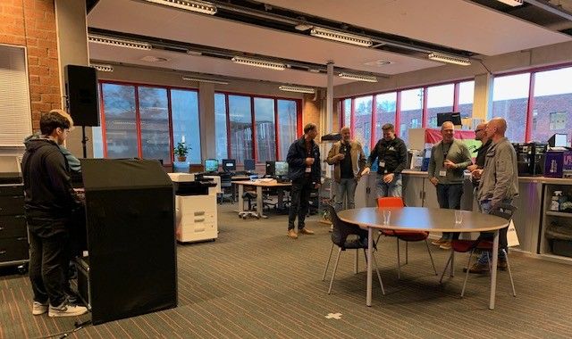 Techniekdocenten bewonderen de techniekinstallatie dj booth