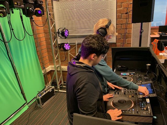 Twee WP leerlingen verzorgen muziek met een DJ-booth