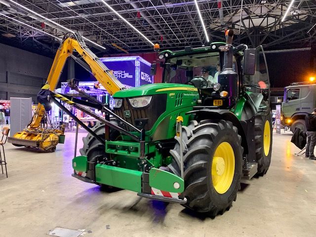 Een kijkje nemen in de cabine van een John Deere trekker