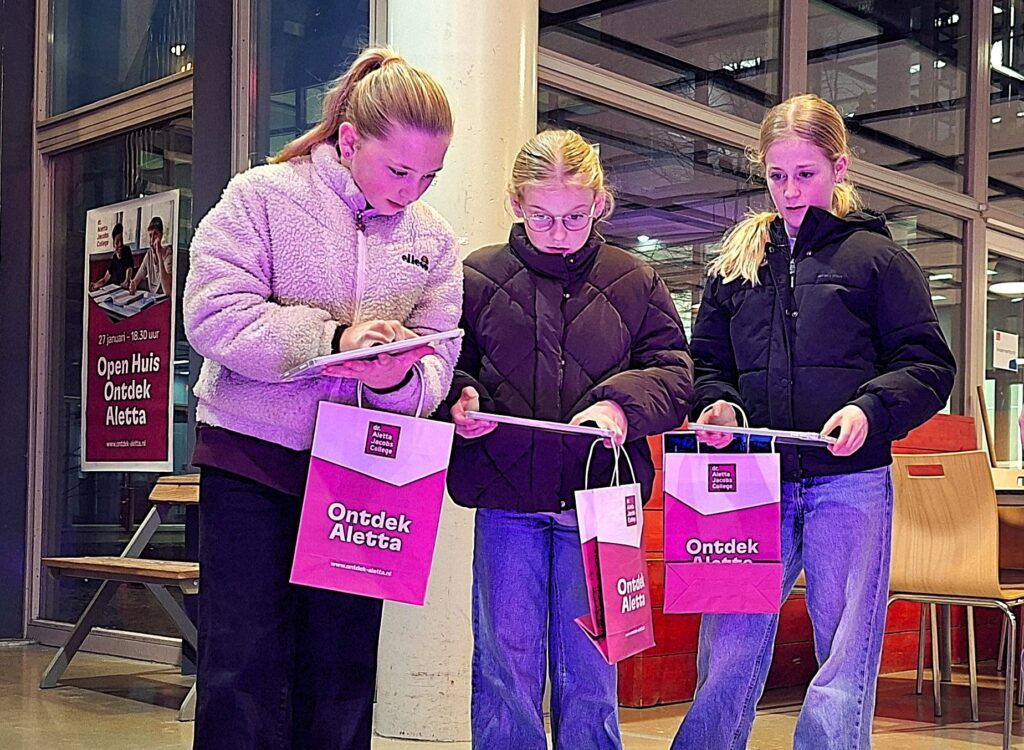Jonge bezoekers oefenen met programmeren