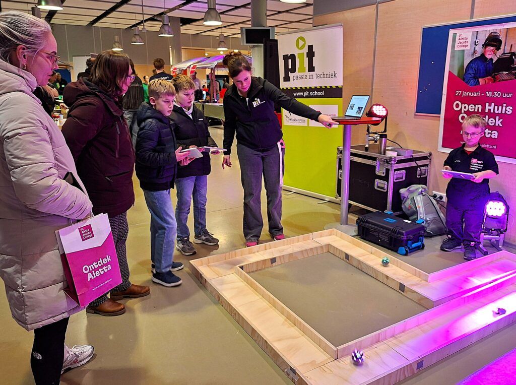 Jonge bezoeker krijgt uitleg van Projectleider PIT