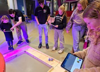Bezoekers leren programmeren met Sphero Balls bij PIT
