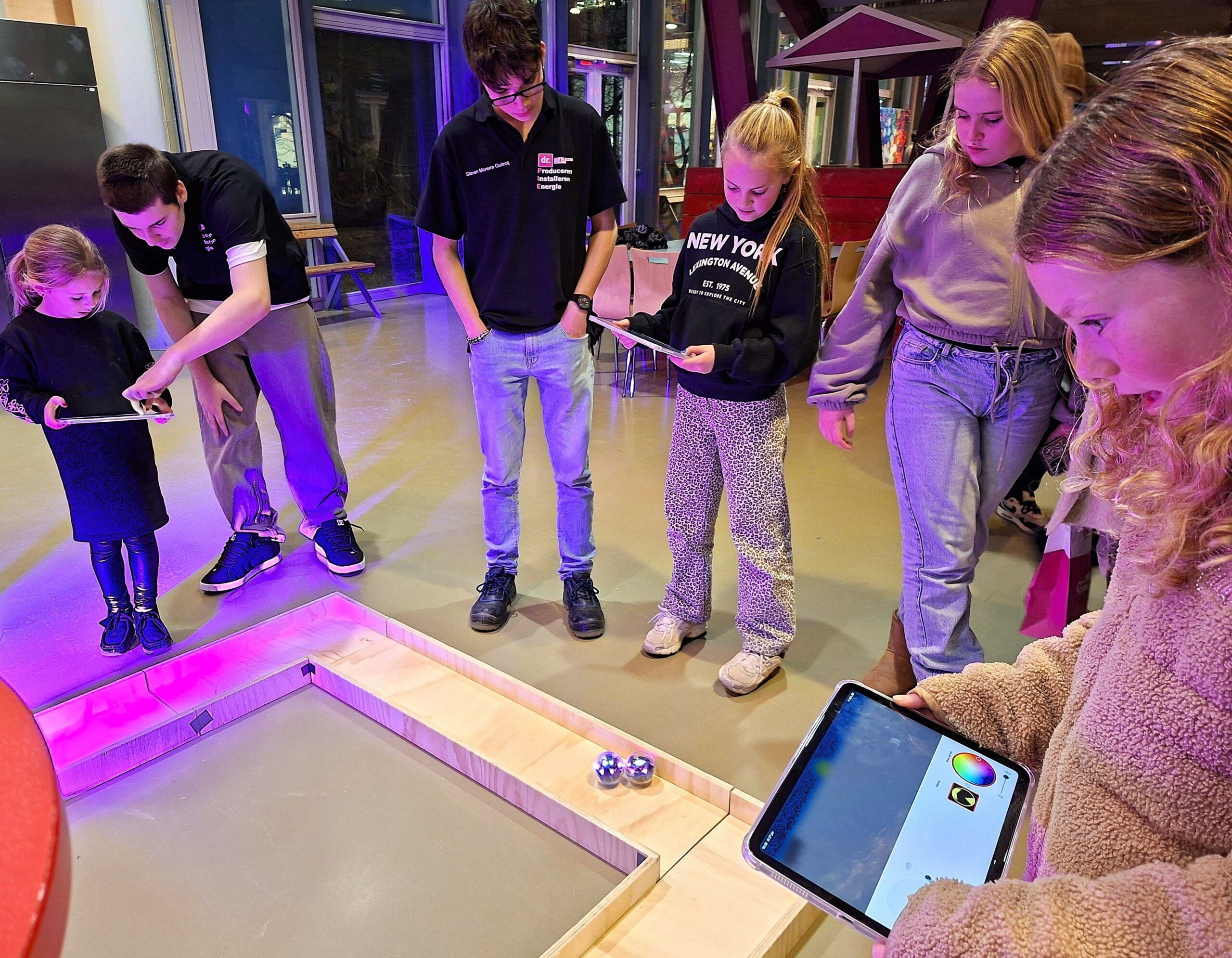 Bezoekers leren programmeren met Sphero Balls bij PIT