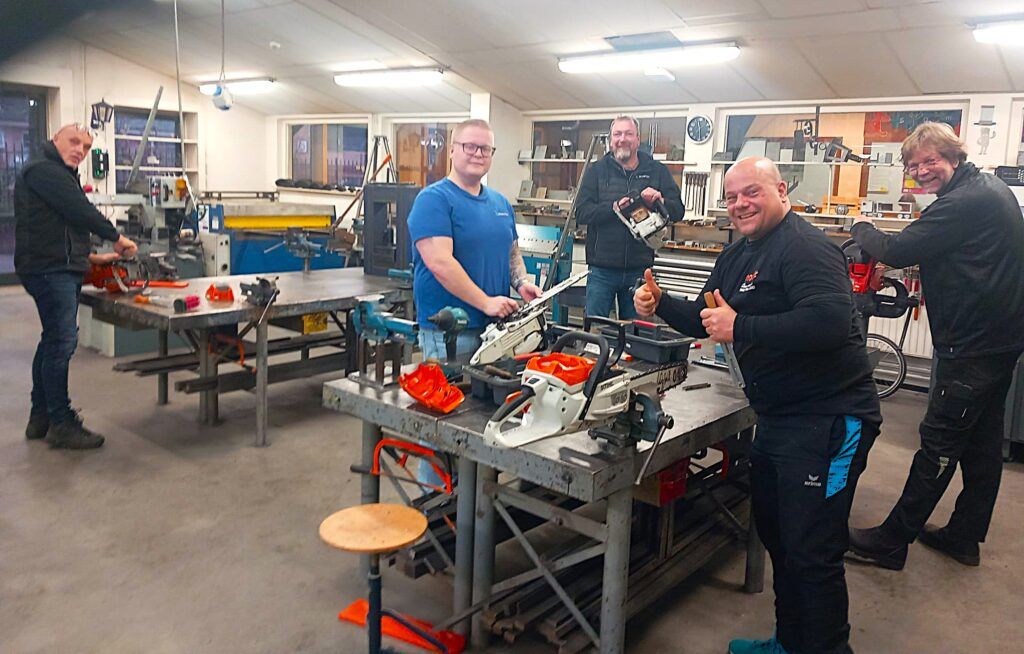 Voorbereiding: motorzagen bedrijfsklaar maken en controleren.