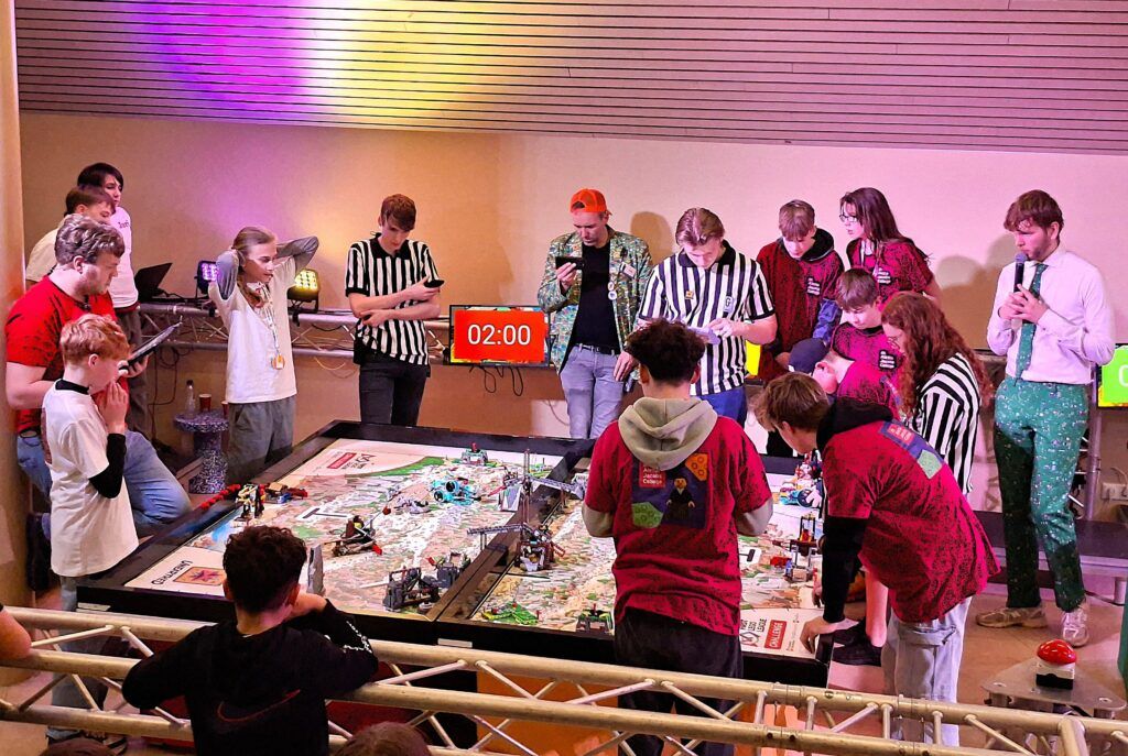 •	Leerlingen voeren robotopdrachten uit tijdens de FIRST LEGO League-wedstrijden 