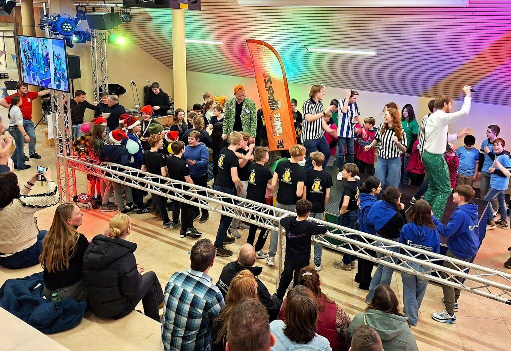 Sfeermoment tijdens de FIRST LEGO League-regiofinale 2026 met leerlingen en publiek.