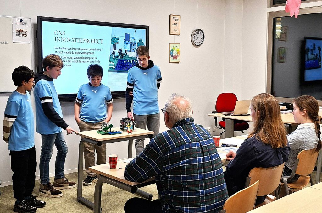 •	Presentatie van een onderzoek door leerlingen tijdens de regiofinale in Appingedam.